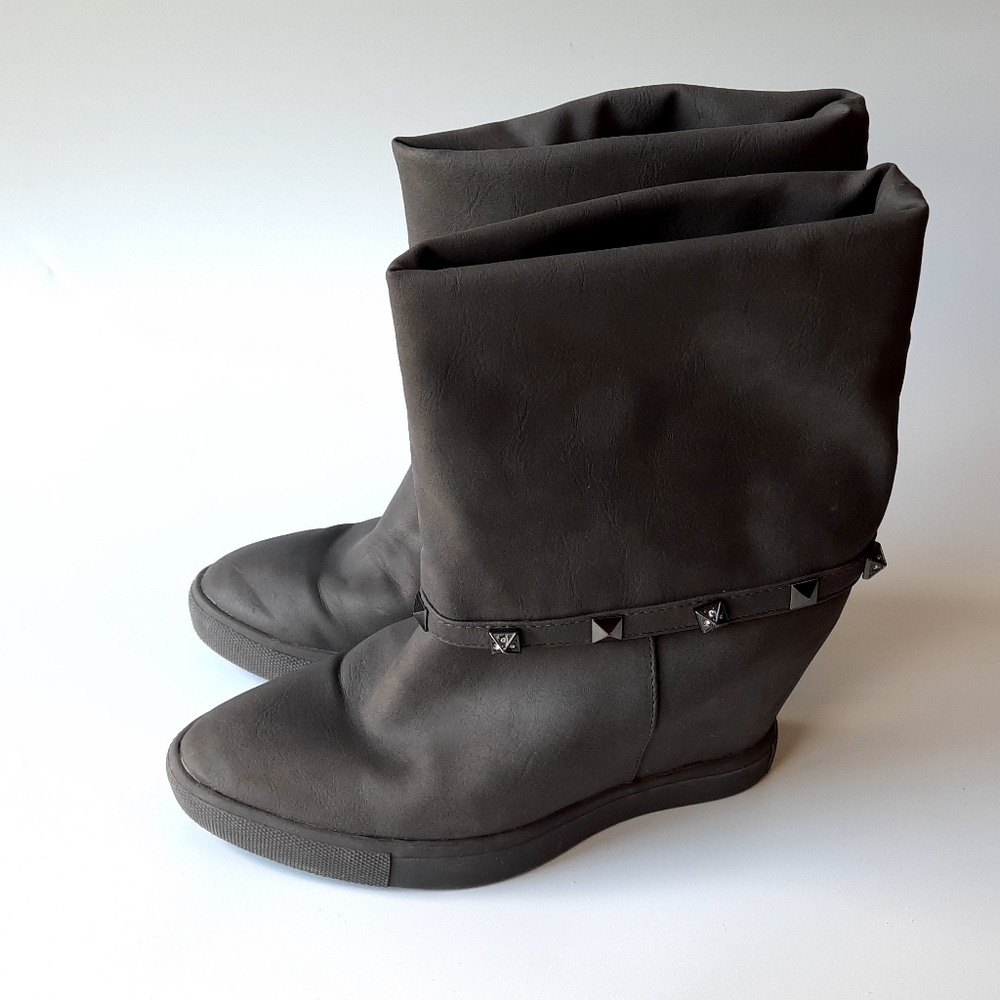 Grey Boot with studs Kohls size 6.5 Leather and man made materials